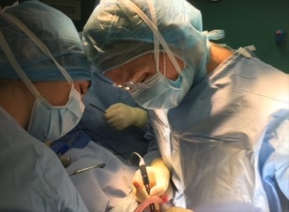 Temps microchirurgical, vue rapprochée de l'équipe
