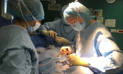 Intervention du rachis en cours au bloc opératoire